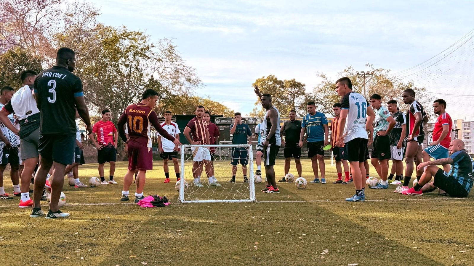 Grupo de S7 entrenando fútbol en la cancha